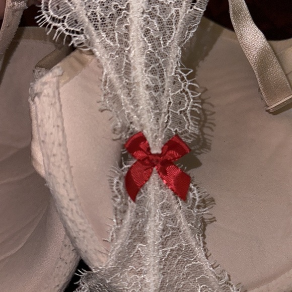 Victoria Secrets bra that snaps in the front - Picture 8 of 13